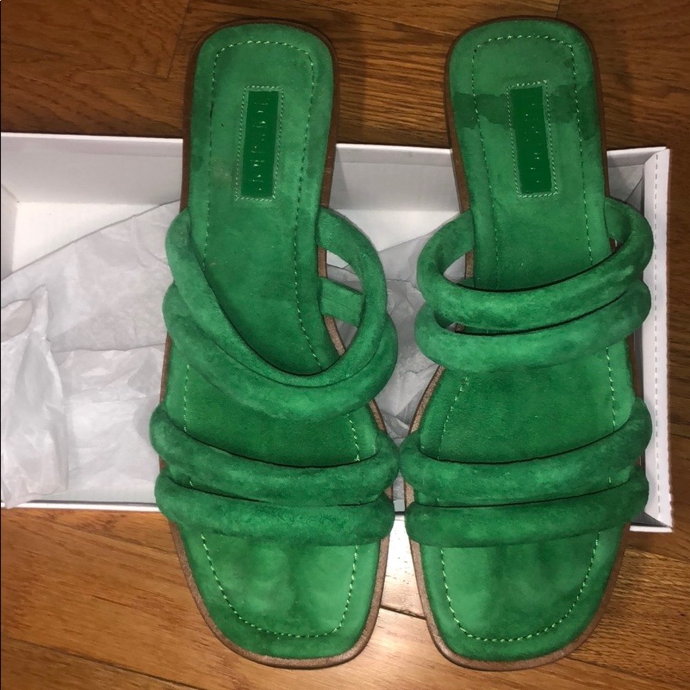 Bright green suede sz 39 flat sandals